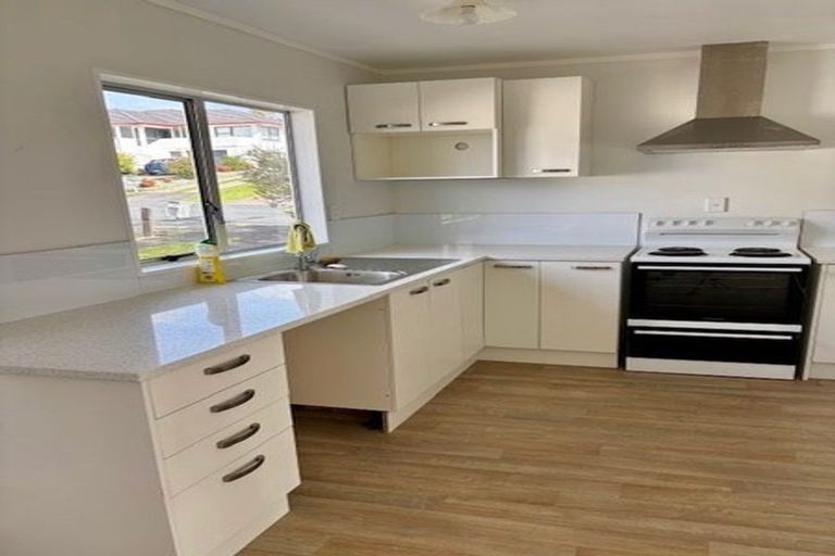 Photo of property in 8 Lynmore Drive, Hillpark, Auckland, 2102