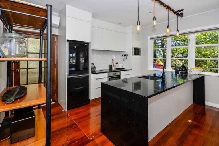 Photo of property in 1/2 Varlene Terrace, Forrest Hill, Auckland, 0620