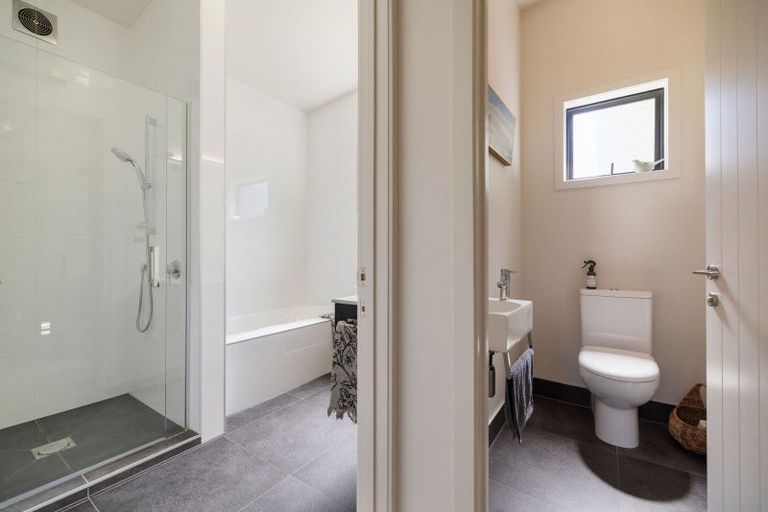 Photo of property in 70 Wynyard Crescent, Fernhill, Queenstown, 9300