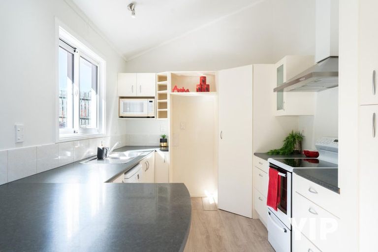 Photo of property in 18 Mandeville Crescent, Grenada Village, Wellington, 6037