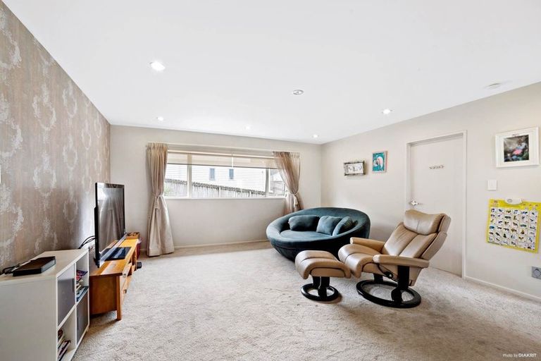 Photo of property in 17 Bintulu Place, Fairview Heights, Auckland, 0632
