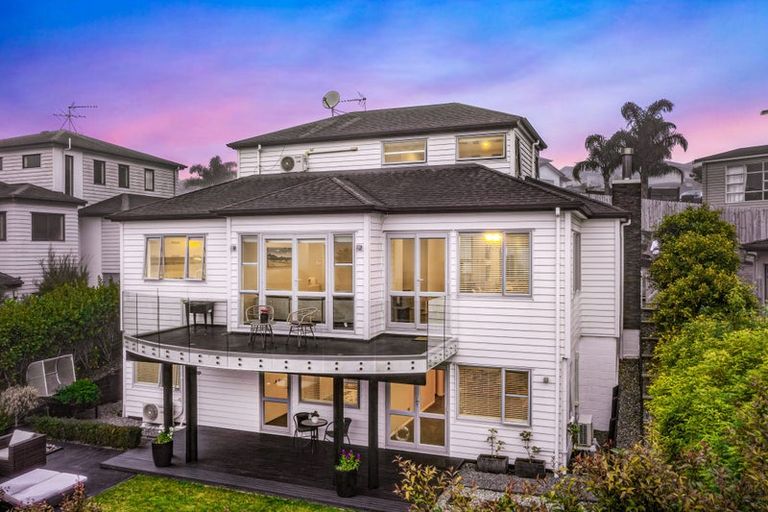 Photo of property in 8 Oak View Terrace, Schnapper Rock, Auckland, 0632