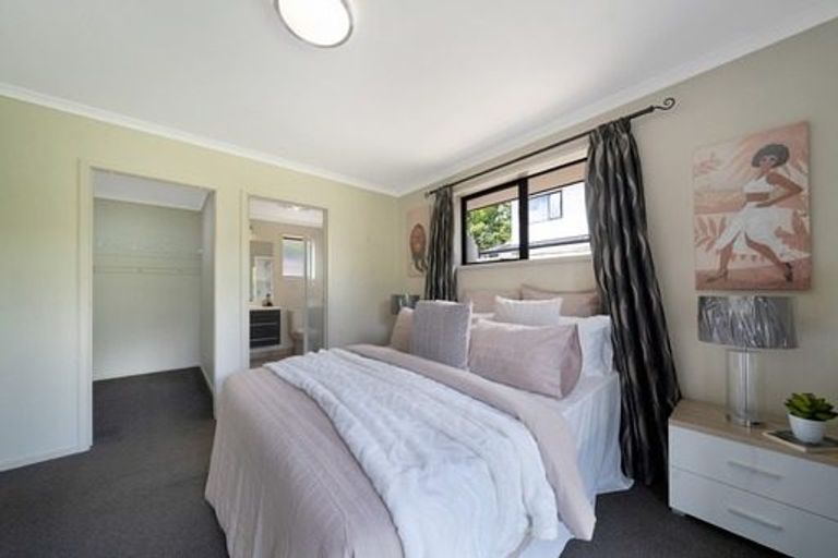 Photo of property in 2 Renata Crescent, Te Atatu Peninsula, Auckland, 0610