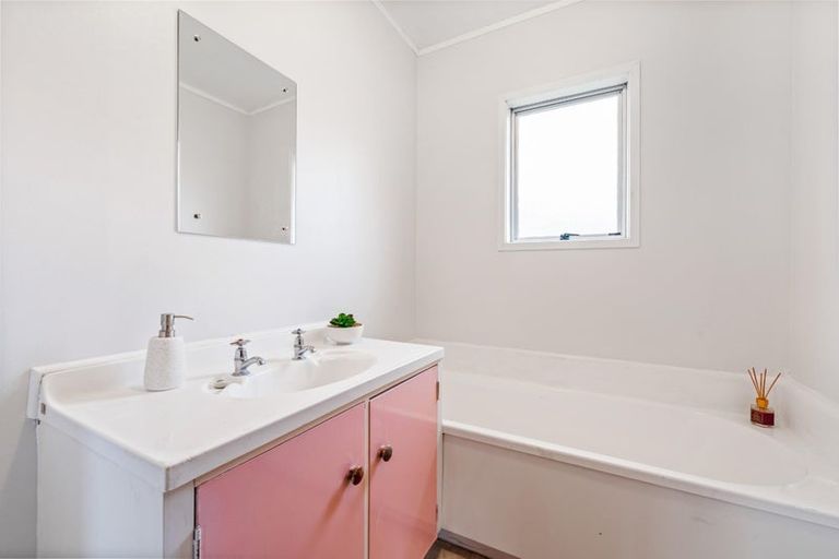 Photo of property in 5 Flaunty Place, West Harbour, Auckland, 0618