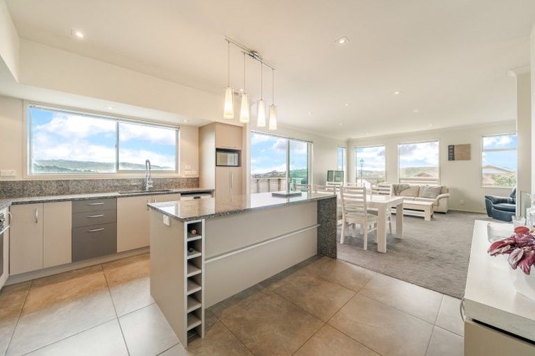 Photo of property in 10 Hollyford Place, Aotea, Porirua, 5024