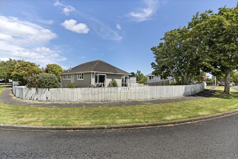 Photo of property in 43 Woodleigh Street, Frankleigh Park, New Plymouth, 4310