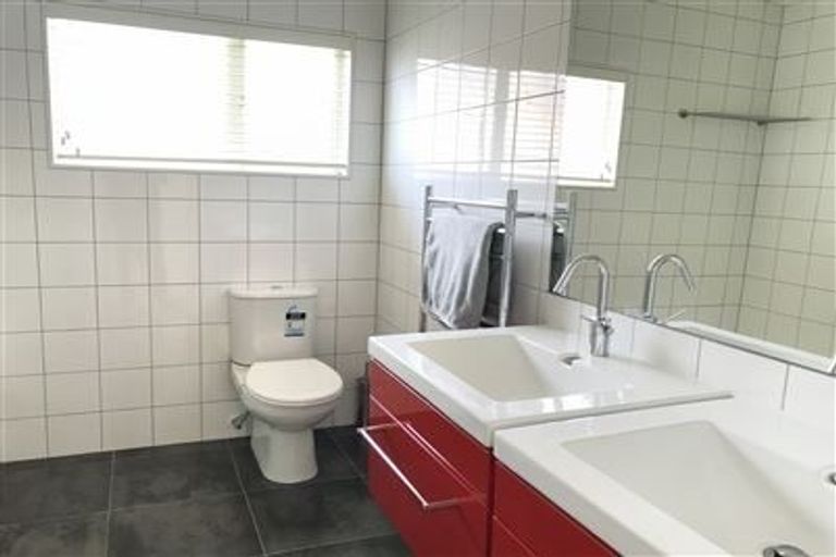 Photo of property in 11 Lismore Way, Oteha, Auckland, 0632