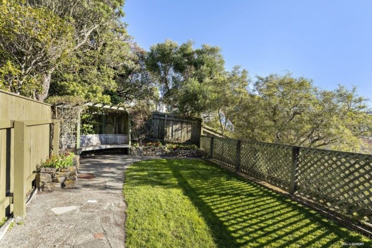 Photo of property in 1 Grove Road, Kelburn, Wellington, 6012