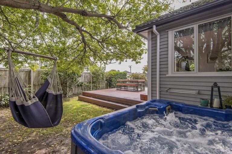 Photo of property in 35 Aorangi Road, Bryndwr, Christchurch, 8053