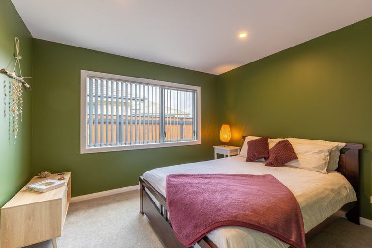 Photo of property in 8 Mediterranean Grove, Fitzherbert, Palmerston North, 4410