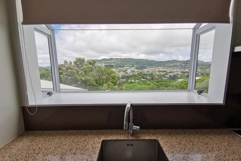 Photo of property in 12 Evesham Place, Newlands, Wellington, 6037