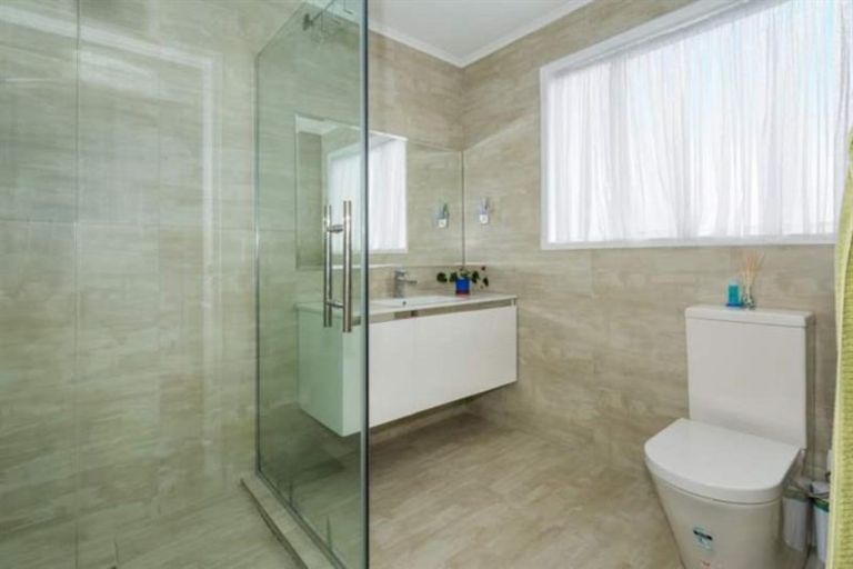 Photo of property in 34 Easton Park Parade, Glenfield, Auckland, 0629