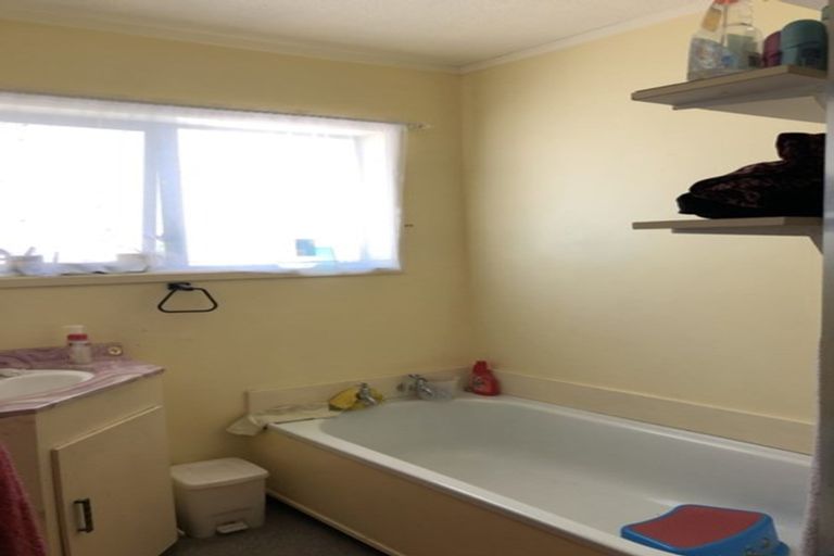 Photo of property in 2/6 Fortunes Road, Half Moon Bay, Auckland, 2012