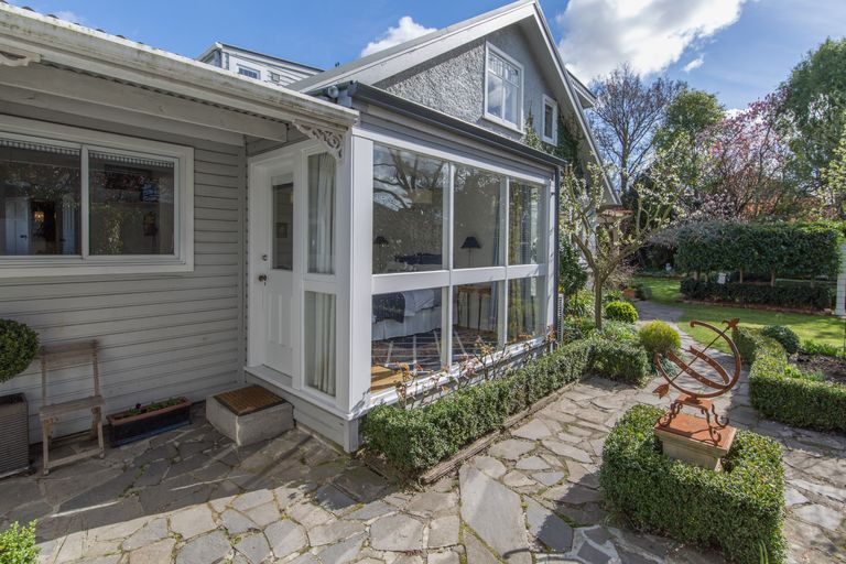 Photo of property in 166 Fendalton Road, Fendalton, Christchurch, 8052