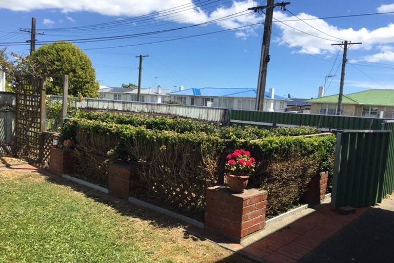 Photo of property in 18 Karaka Crescent, Levin, 5510