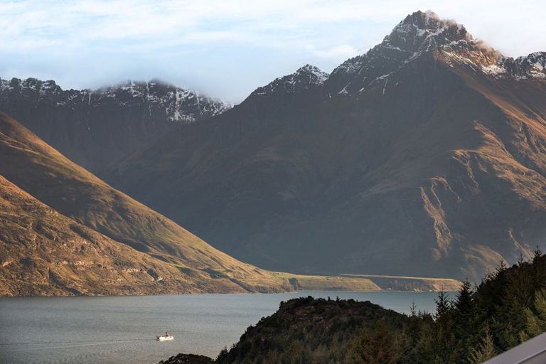 Photo of property in 38 Dart Place, Fernhill, Queenstown, 9300