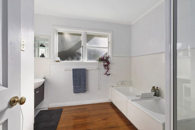 Photo of property in 15a Romney Square, Tawa, Wellington, 5028