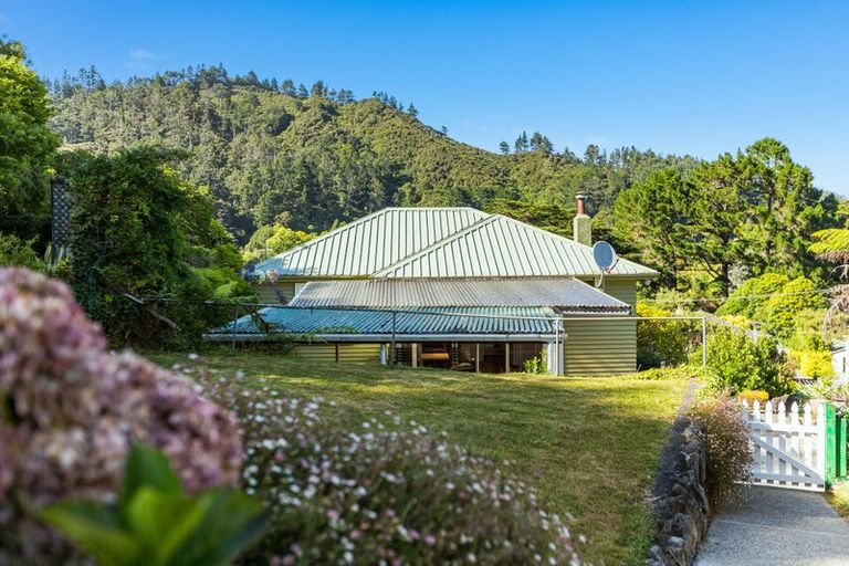 Photo of property in 43 Moores Valley Road, Wainuiomata, Lower Hutt, 5014