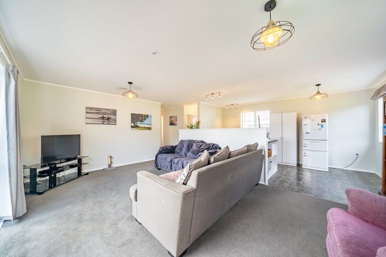 Photo of property in 63 Norana Road, Timberlea, Upper Hutt, 5018