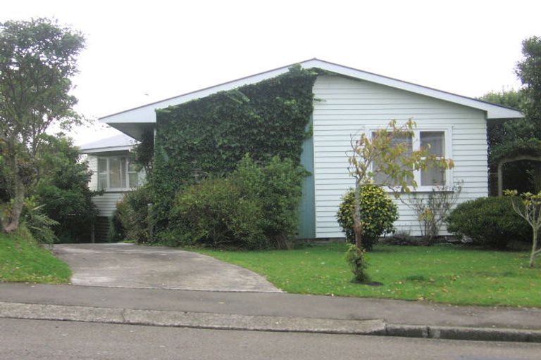 Photo of property in 26 Bellringer Crescent, Newlands, Wellington, 6037