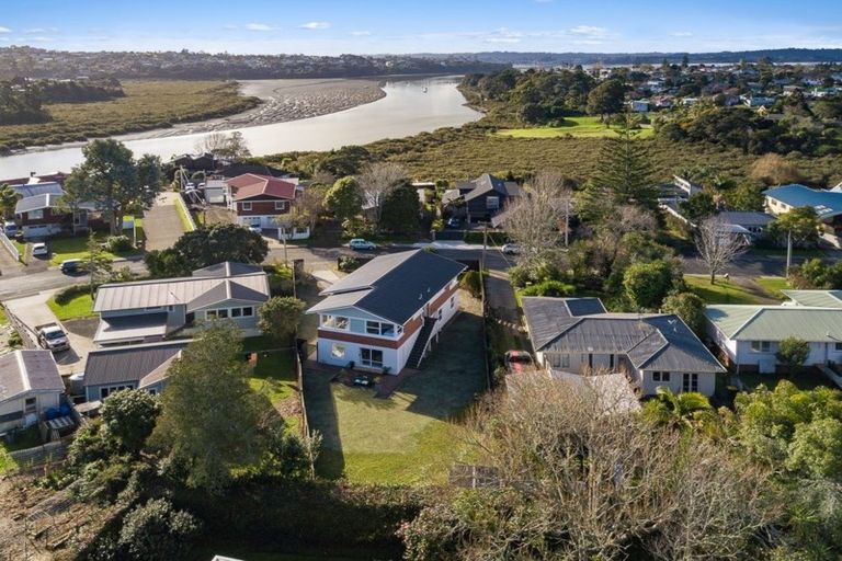 Photo of property in 27 Renata Crescent, Te Atatu Peninsula, Auckland, 0610