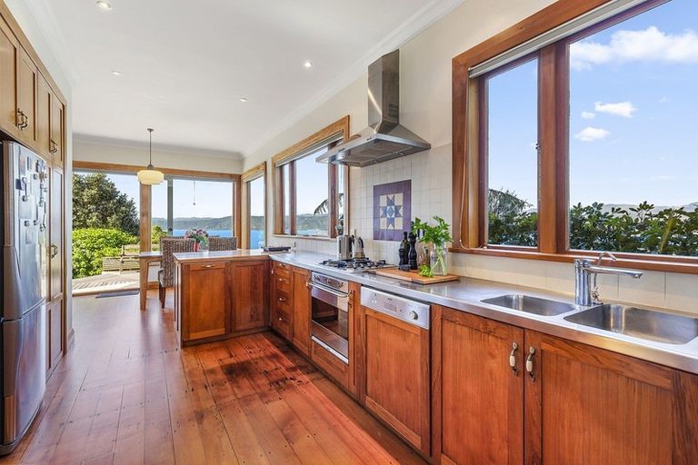Photo of property in 168 Nevay Road, Karaka Bays, Wellington, 6022
