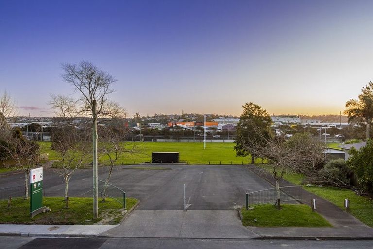 Photo of property in 70a Bond Crescent, Forrest Hill, Auckland, 0620