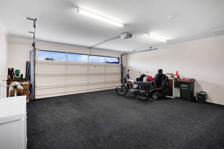 Photo of property in 5 Vardon Way, Waiwhakaiho, New Plymouth, 4312