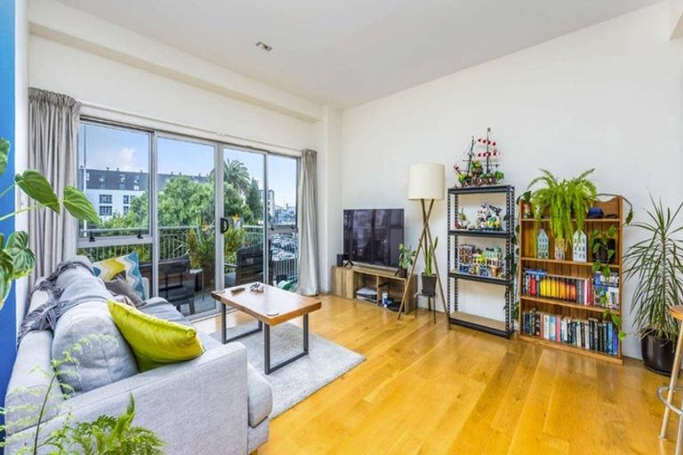 Photo of property in 7 Maori Hut Road, Red Beach, 0932
