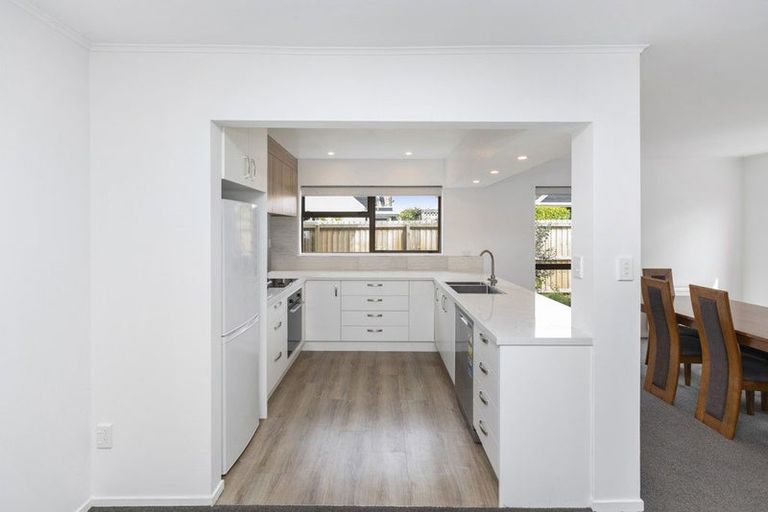 Photo of property in 2/76 Hinau Street, Riccarton, Christchurch, 8041