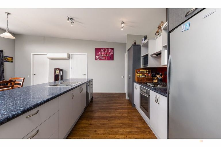 Photo of property in 84 Timaru Road, Waimate, 7924