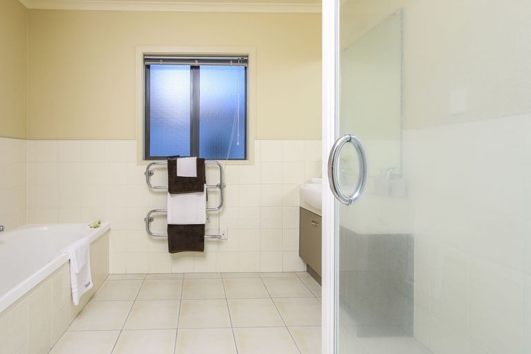 Photo of property in 29 Vinograd Drive, Te Atatu Peninsula, Auckland, 0610