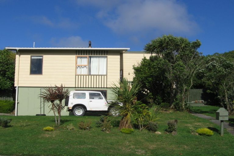 Photo of property in 50 Colchester Crescent, Newlands, Wellington, 6037