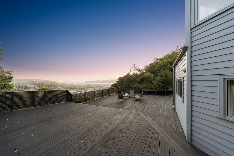 Photo of property in 9 Inverell Way, Seatoun, Wellington, 6022