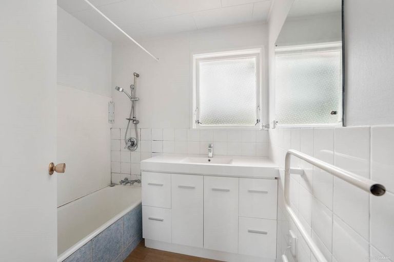 Photo of property in 32 Spinella Drive, Bayview, Auckland, 0629