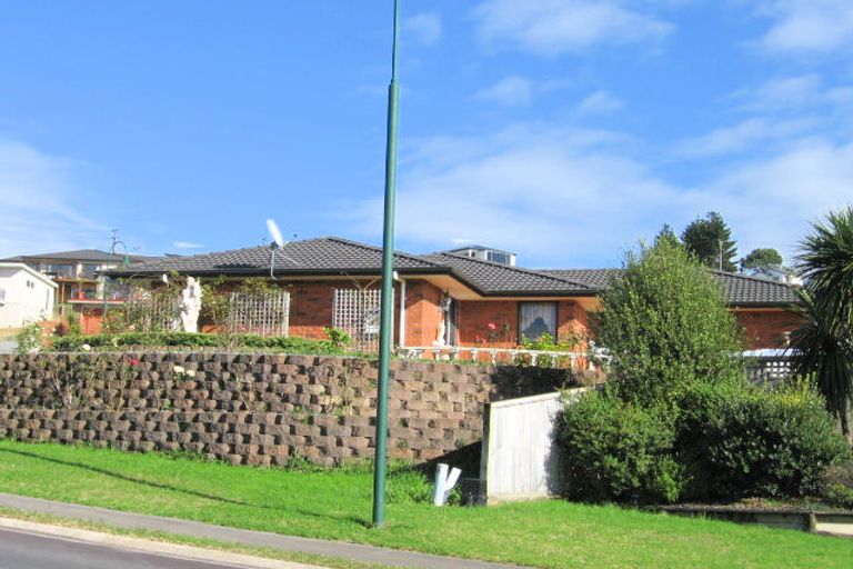 Photo of property in 92 Roberta Crescent, Orewa, 0931