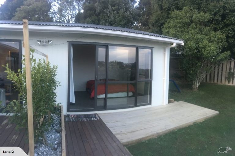 Photo of property in 29 Deverell Place, Northcross, Auckland, 0632