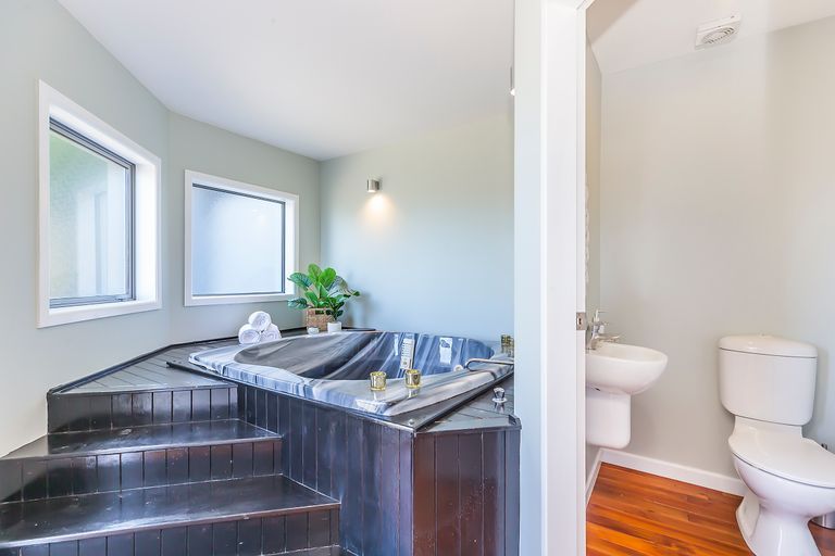 Photo of property in 9 Inverell Way, Seatoun, Wellington, 6022