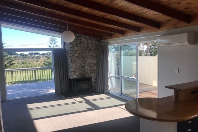 Photo of property in 18 Queens Road, Waikanae Beach, Waikanae, 5036