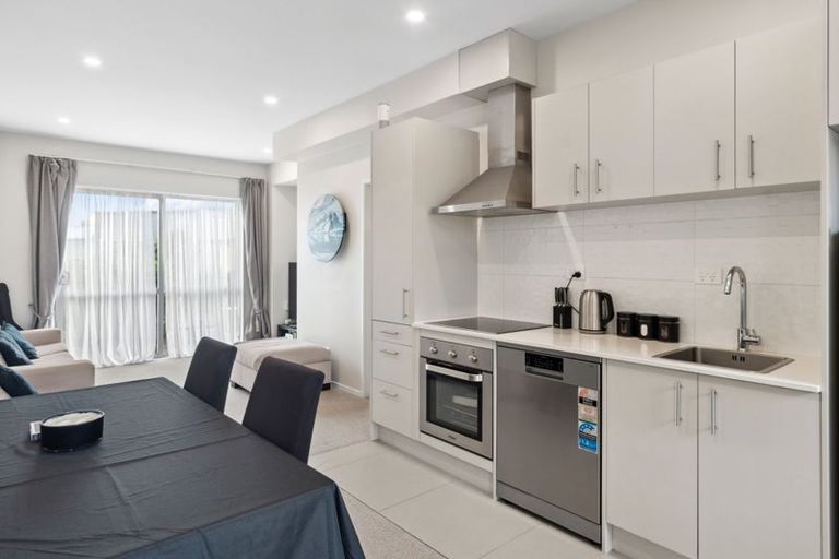 Photo of property in 24/11 Ray Small Drive, Papakura, 2110