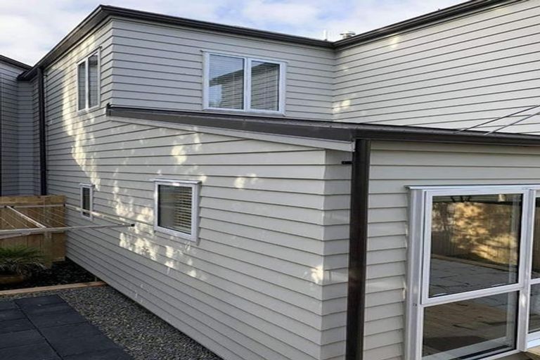 Photo of property in 3/30 John Jennings Drive, Oteha, Auckland, 0632