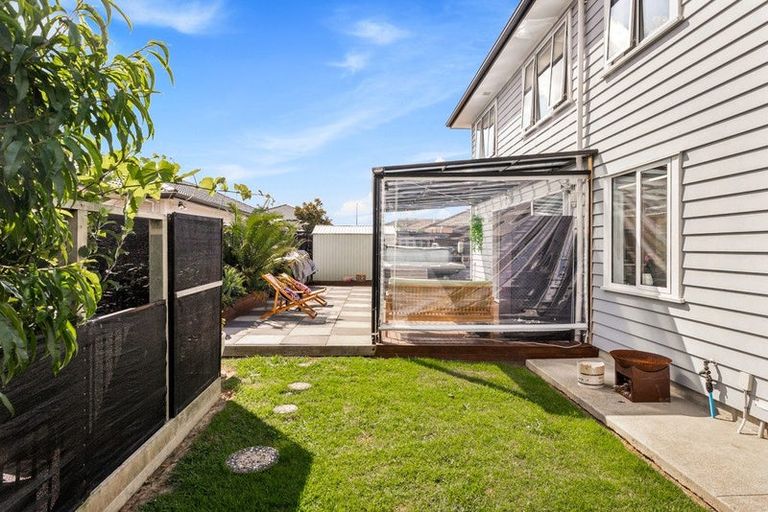 Photo of property in 17 Walter Ruddock Avenue, Kumeu, 0810