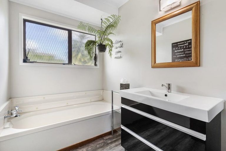 Photo of property in 5 Higham Ferrers Place, Red Beach, 0932