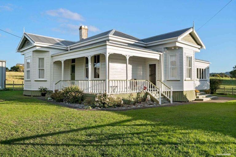 Photo of property in 290 Waitakere Road, Taupaki, 0782