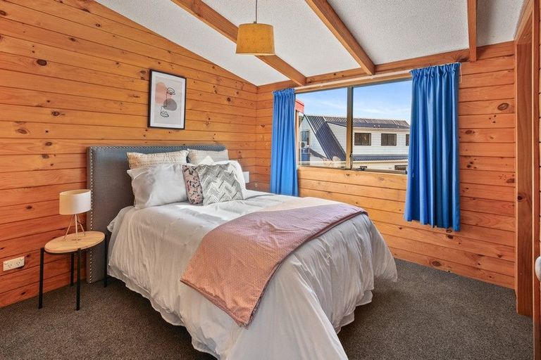 Photo of property in 2/20 Saint Annes Crescent, Wattle Downs, Auckland, 2103