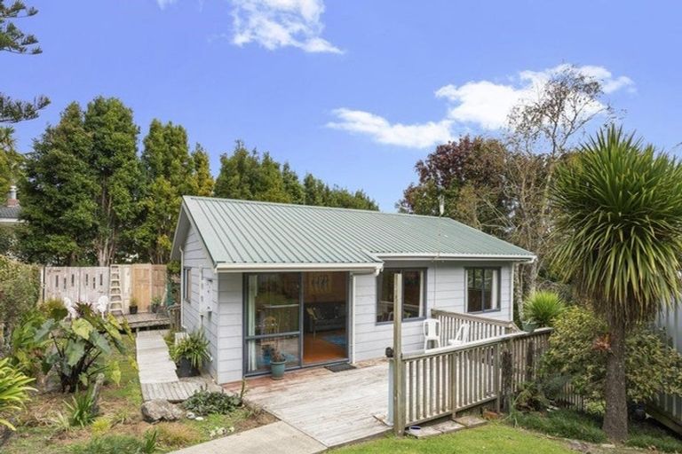 Photo of property in 12 Highland Avenue, Titirangi, Auckland, 0604