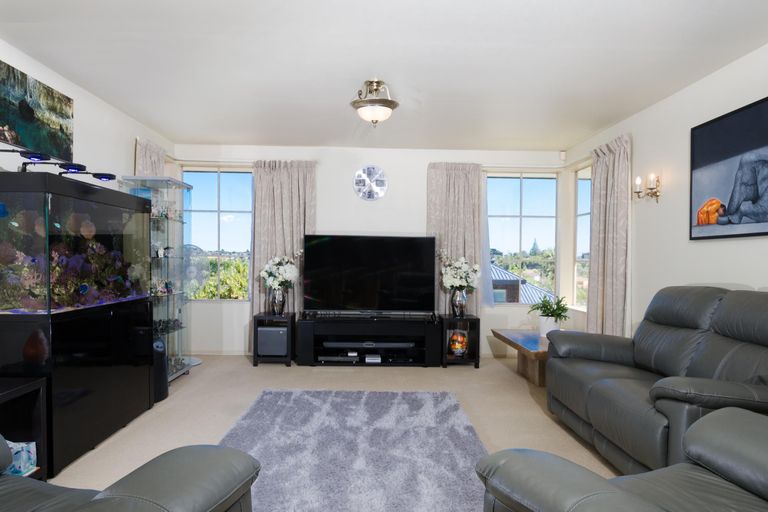 Photo of property in 2/15 Stoneleigh Court, Sunnynook, Auckland, 0632