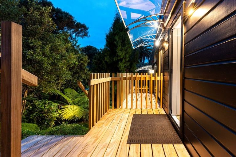 Photo of property in 11 Lannan Road, Surfdale, Waiheke Island, 1081