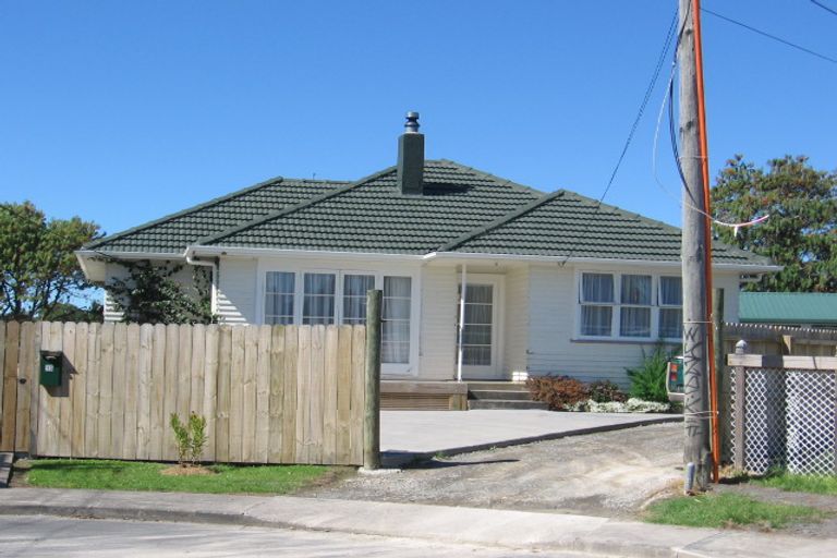 Photo of property in 15 Ingleby Place, Kelston, Auckland, 0602