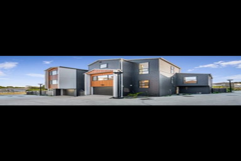 Photo of property in 2/6 Woodhouse Place, West Harbour, Auckland, 0618